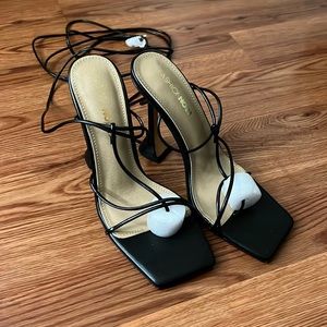 NEVER worn, great condition comes with shoe box